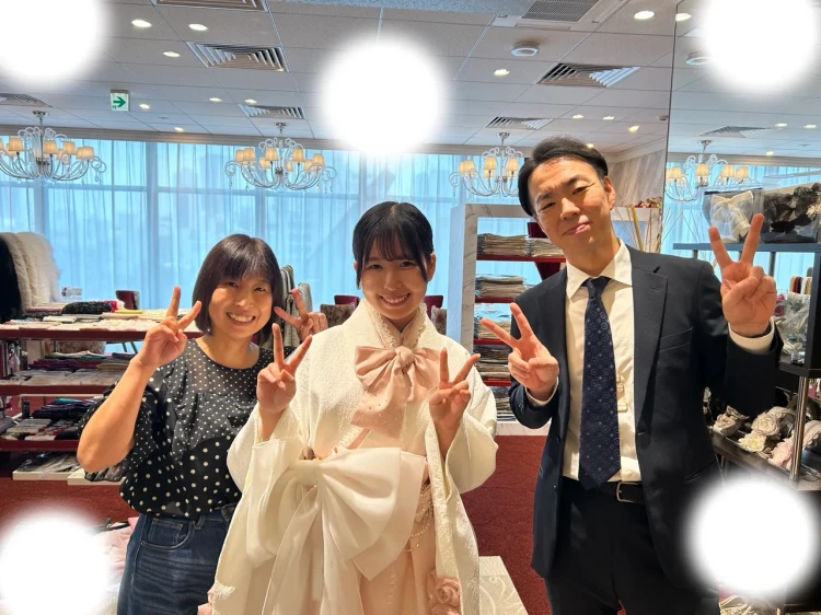 TAKAZEN東京表参道店Flagshipでヘップバーンシリーズのピンクの袴を卒業式レンタルでご契約いただいたお客様の紹介。