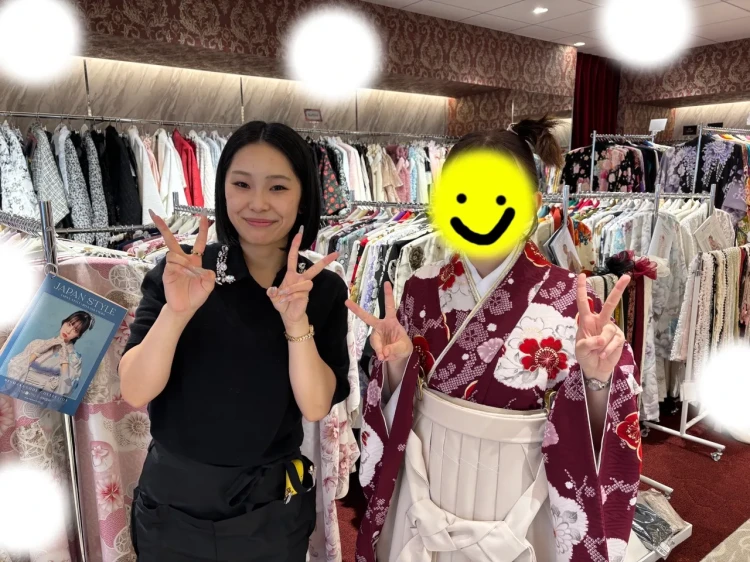 TAKAZEN東京表参道店Flagshipでえんじ色の九重の袴をご試着頂いたお嬢様のご紹介。