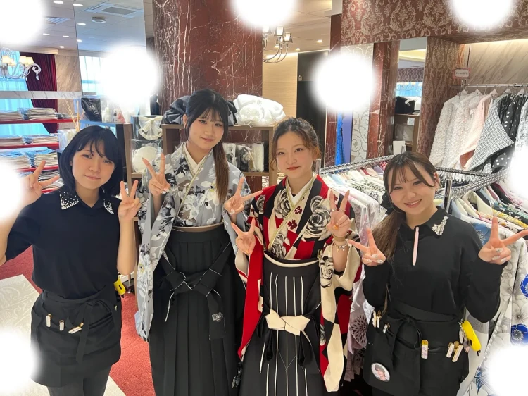 TAKAZEN東京表参道店Flagshipで友人同士で卒業式袴をご契約いただいたお客様のご紹介。水色袴、赤袴。