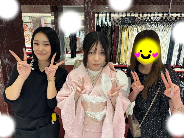 TAKAZEN東京表参道店Flagshipでオリジナルヘップバーンシリーズのモコモコシュシュのピンクのお振袖を2027年成人フォトプランでご契約いただいたお客様のご紹介。大きいリボンがついた振袖