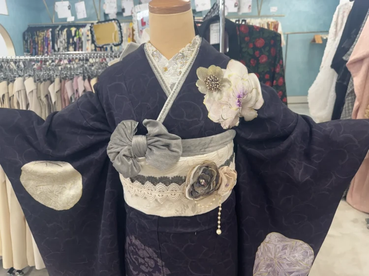 TAKAZENのくすみカラーの振袖コーディネート。立体フラワーコサージュと白の帯、小物を合わせた大人可愛い振袖スタイル