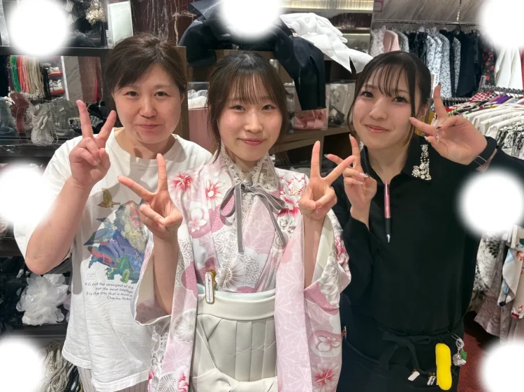 TAKAZEN東京表参道店Flagshipでピンクの小振袖にベージュの袴コーデを2027年卒業式レンタルでご契約いただいたお客様のご紹介