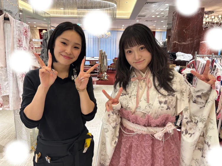 TAKAZEN東京表参道店Flagshipで白地に花柄の小振袖とピンク色のドレス袴をご試着いただいたお客様の紹介。