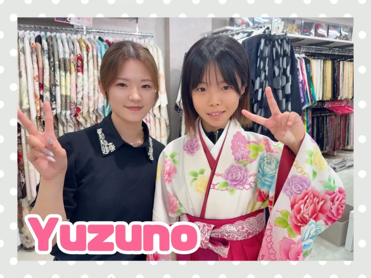 TAKAZEN奈良店でピンク色の袴をかわいくコーディーネートしているお客様の様子