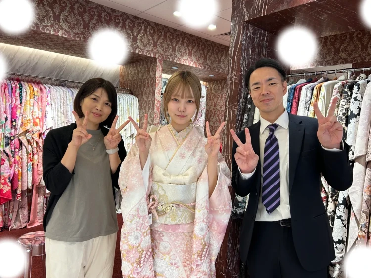 TAKAZEN東京表参道店Flagshipでプレミアム古典のピンクのお振袖をレンタルでご契約いただいたお客様のご紹介。