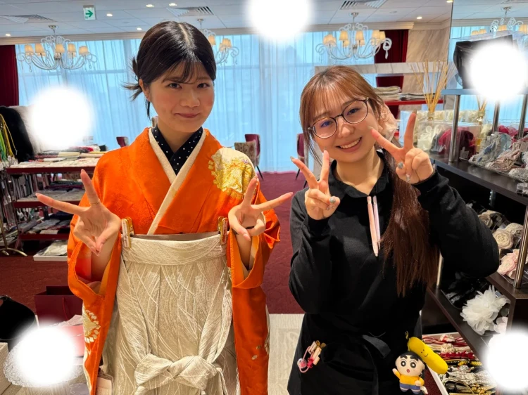 TAKAZEN東京表参道店Flagshipでお持ち込みの振袖でベージュ袴を2027年卒業式レンタルいただいたお客様のご紹介。