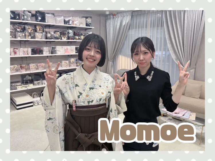 くすみカラーの可愛い子振袖にブラウンの袴を合わせたコーディーネートを試着されるお客様の様子