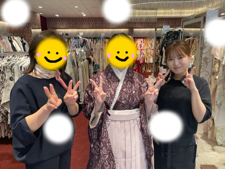 TAKAZEN東京表参道店Flagshipでエンジ色のレースの小振袖とくすみカラーのピンクの袴を卒業式レンタルでご契約いただいたお客様の紹介。