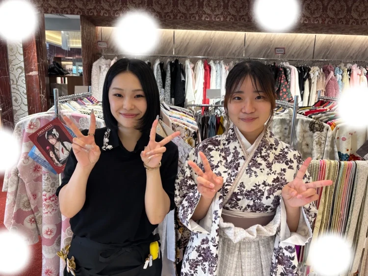 TAKAZEN東京表参道店Flagshipで紫色の花柄ヘップバーン袴をご契約いただいたお客様のご紹介。ツイードの袴。