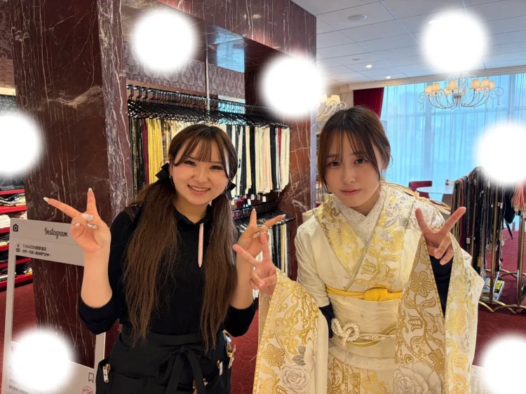 TAKAZEN東京表参道店Flagshipで花柄の小振袖とピンクの無地袴コーデを卒業式レンタルでご契約いただいたお客様のご紹介。