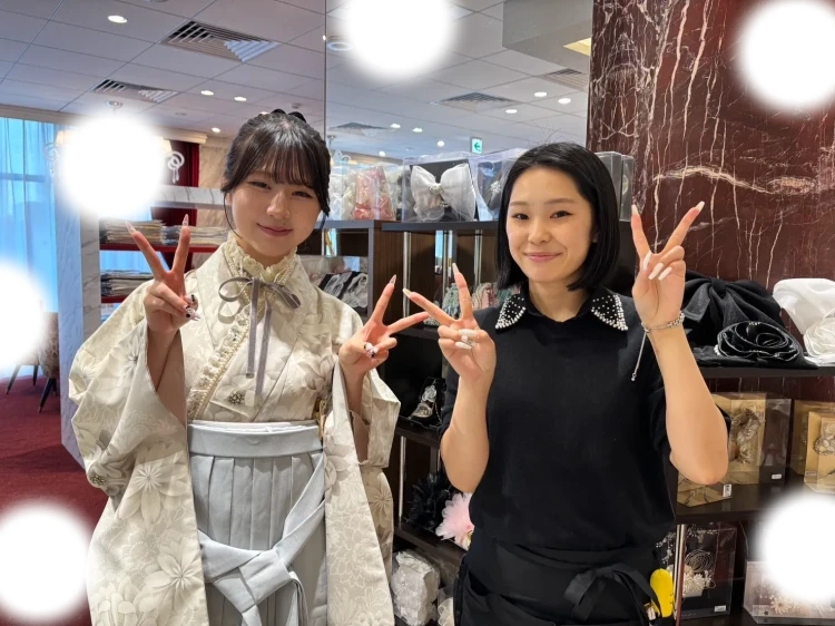 TAKAZEN東京表参道店Flagshipでくすみカラーの白✖水色の袴コーデを2027年卒業式レンタルでご契約いただいたお客様のご紹介