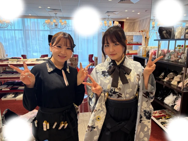 TAKAZEN東京表参道店Flagshipで紺色の古典柄の小振袖と紺色の袴コーデを卒業式レンタルでご契約いただいたお客様のご紹介。