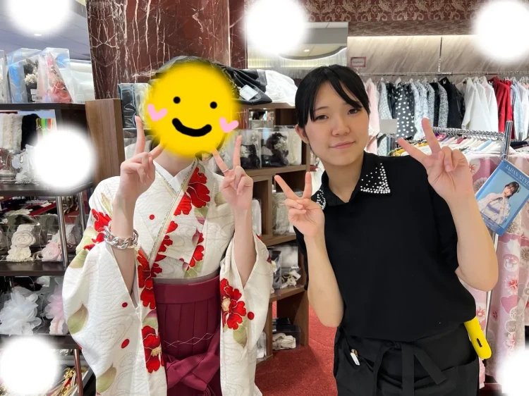 TAKAZEN東京表参道店Flagshipで赤色の古典柄の小振袖と赤の袴コーデを卒業式レンタルでご契約いただいたお客様のご紹介。