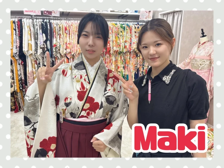 九重ブランド袴の白赤の綺麗めな 卒業式袴のコーディネートを試着されるお客様の様子