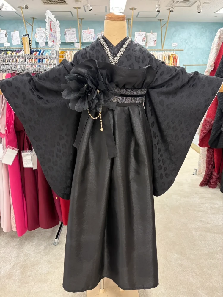 TAKAZENオリジナルヘップバーン黒色の袴のコーデ