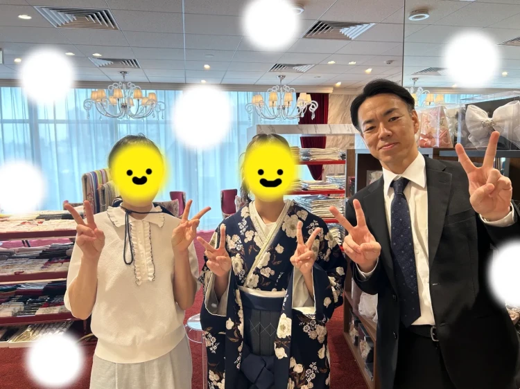 TAKAZEN東京表参道店FlagshipでHeatherの紺の小振袖と紺の袴コーデを2027年卒業式でご契約いただいたお客様のご紹介。成人式振袖もレンタルいただいた顧客様
