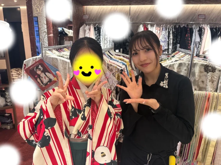 TAKAZEN東京表参道店Flagshipで赤白のレトロも小振袖に緑の袴を合わせたコーデを小学校卒業式レンタルでご契約いただいたお客様のご紹介