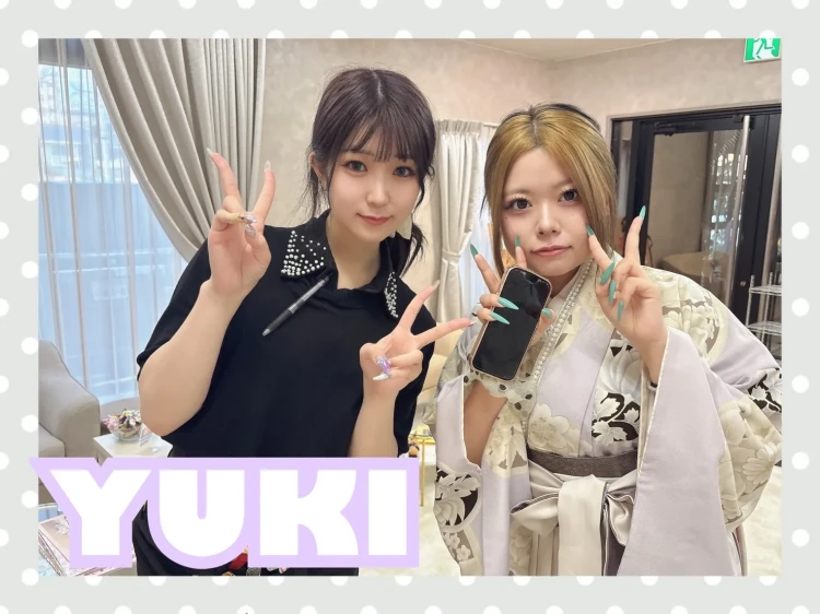玉城ティナ×紅一点ブランド袴の紫・ベージュのくすみカラー袴コーデを試着されるお客様の様子