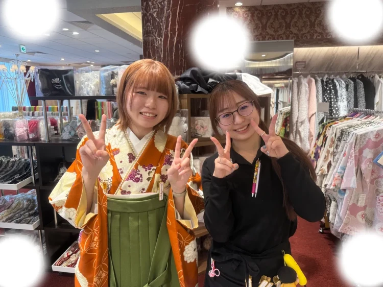 TAKAZEN東京表参道店Flagshipでオレンジ色の小振袖と緑色の古典柄の袴コーデを卒業式レンタルでご契約いただいたお客様のご紹介。