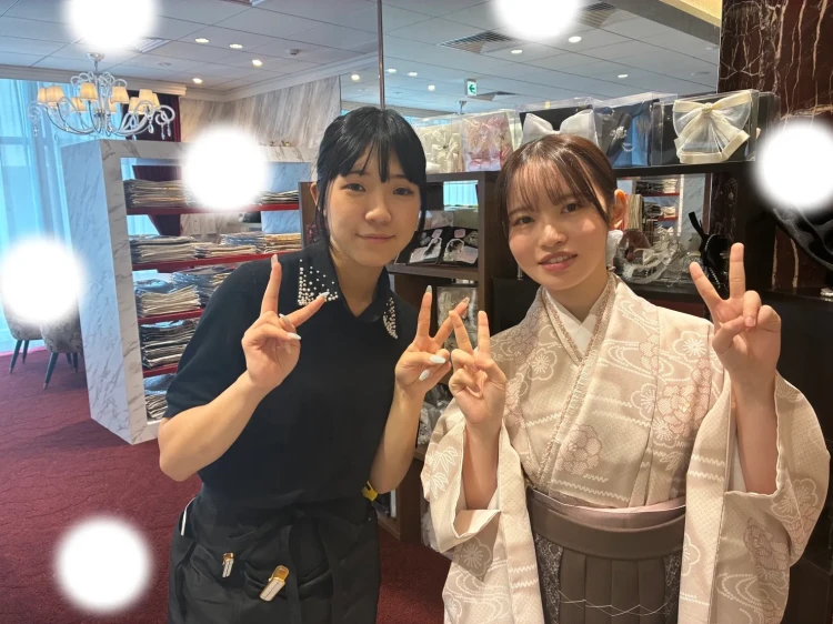 TAKAZEN東京表参道店Flagshipでくすみピンクの小振袖と茶色の袴コーデをご契約いただいたお客様の紹介。