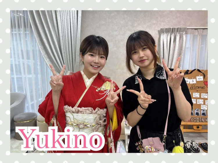 TAKAZEN奈良店でママ振袖といまどき小物を使って可愛くコーディーネートしているお客様の様子