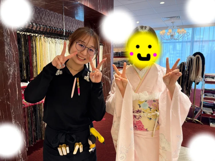 TAKAZEN東京表参道店Flagshipでくすみカラー、ピンク色の古典柄の振袖を成人式振袖レンタルでご契約いただいたお客様の紹介。