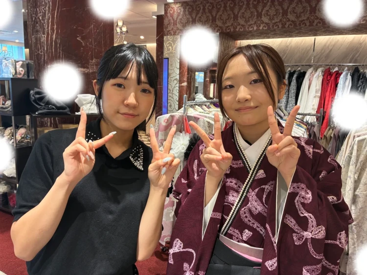 TAKAZEN東京表参道店FlagshipでHeatherのリボン柄の小振袖とピンクと黒のツートーンカラーの袴コーデをご契約いただいたお客様の紹介。桜色のかわいいお振袖