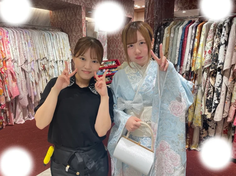 TAKAZEN東京表参道店FlagshipでHEPBURNシリーズの水色のバラ柄のお振袖を成人式レンタルでご契約いただいたお客様のご紹介。