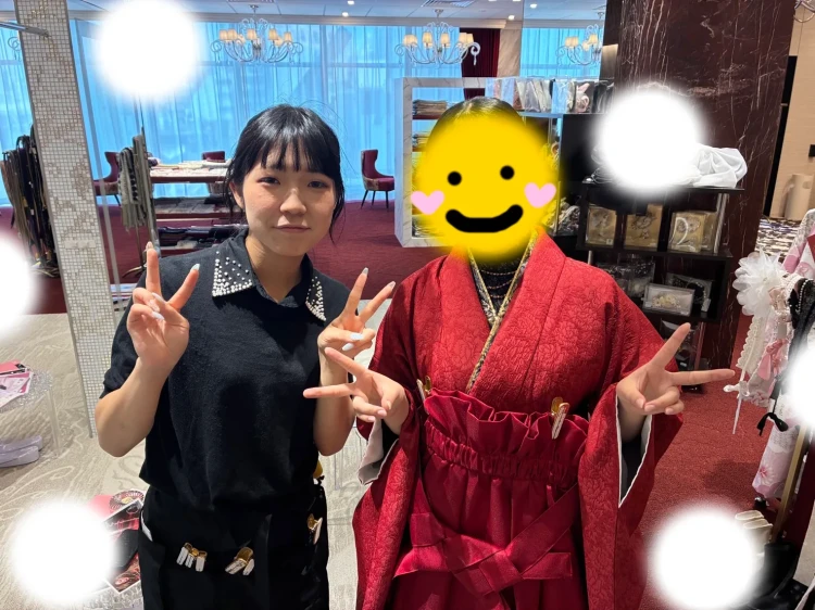TAKAZEN東京表参道店FlagshipでTAKAZENオリジナルのヘップバーンシリーズ、赤色の小振袖と赤色のドレス袴をご契約いただいたお客様の紹介。