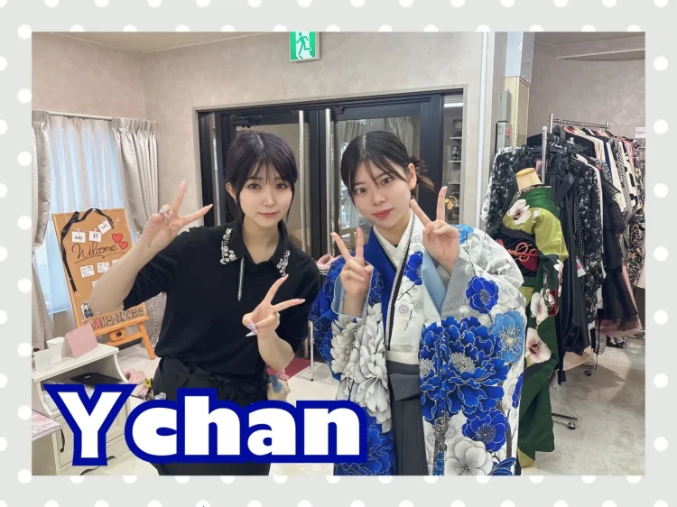 華徒然×吉木千沙都ブランド袴の上品な青色小振袖にグレーの袴をコーディネートを試着されるお客様の様子