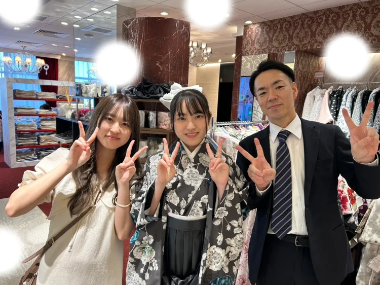 TAKAZEN東京表参道店Flagshipでメーカーブランドのグレーの袴をご契約頂いたお嬢様のご紹介。