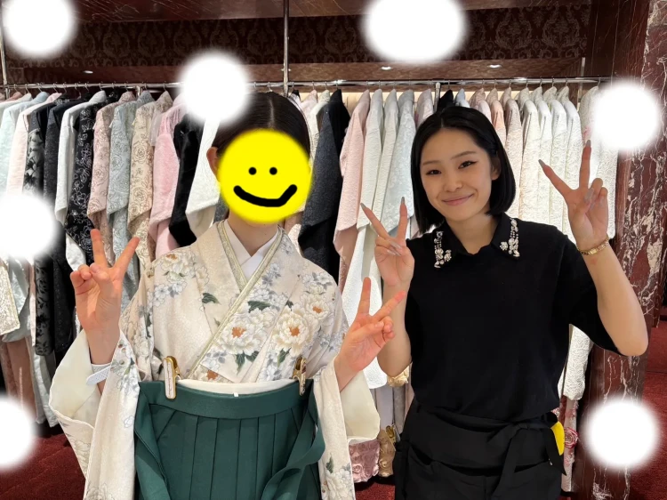TAKAZEN東京表参道店Flagshipでクリーム色の小振袖にグラデーション緑の袴を合わせたコーデをご契約いただいたお客様のご紹介。