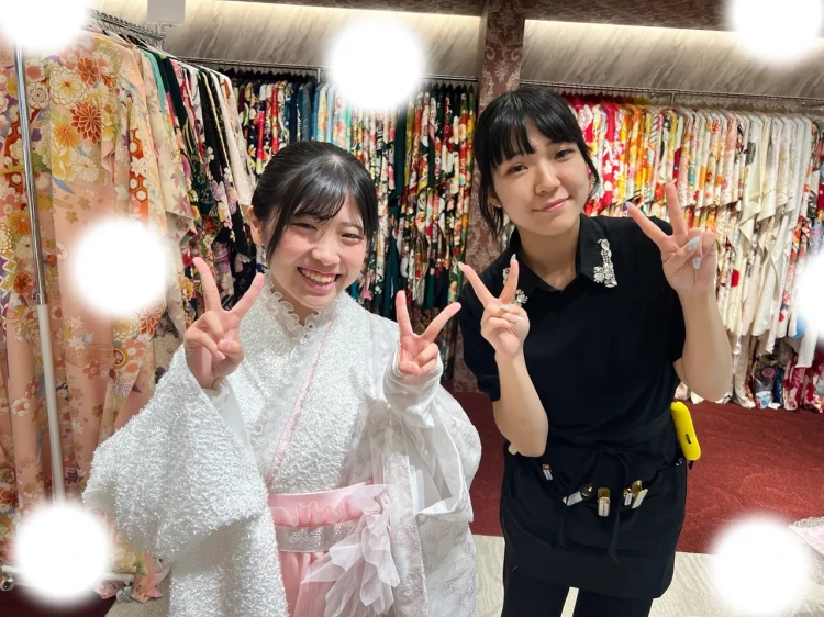 TAKAZEN東京表参道店Flagshipでシャギーの小振袖にピンクのドレス袴を合わせたコーデを2027年卒業式レンタルでご契約いただいたお客様のご紹介