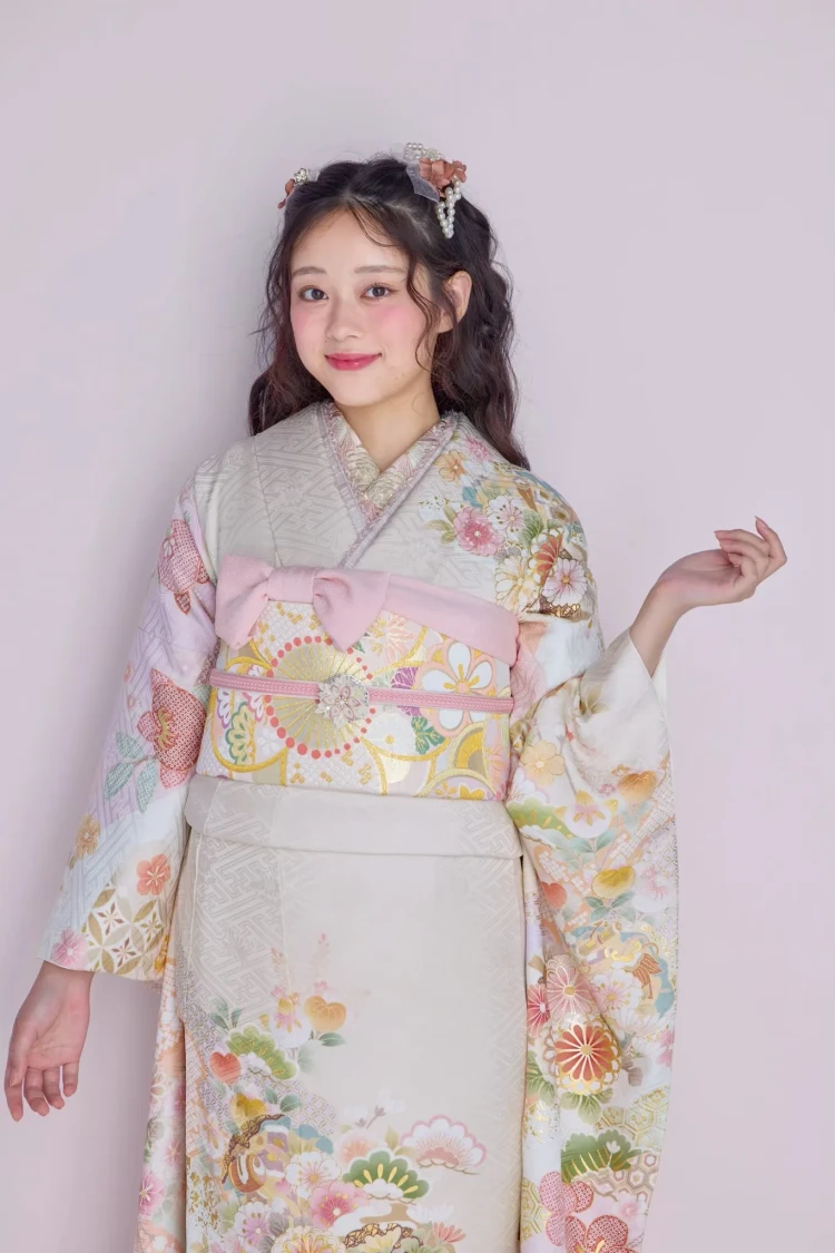 佐藤不二子が着こなすくすみカラー振袖