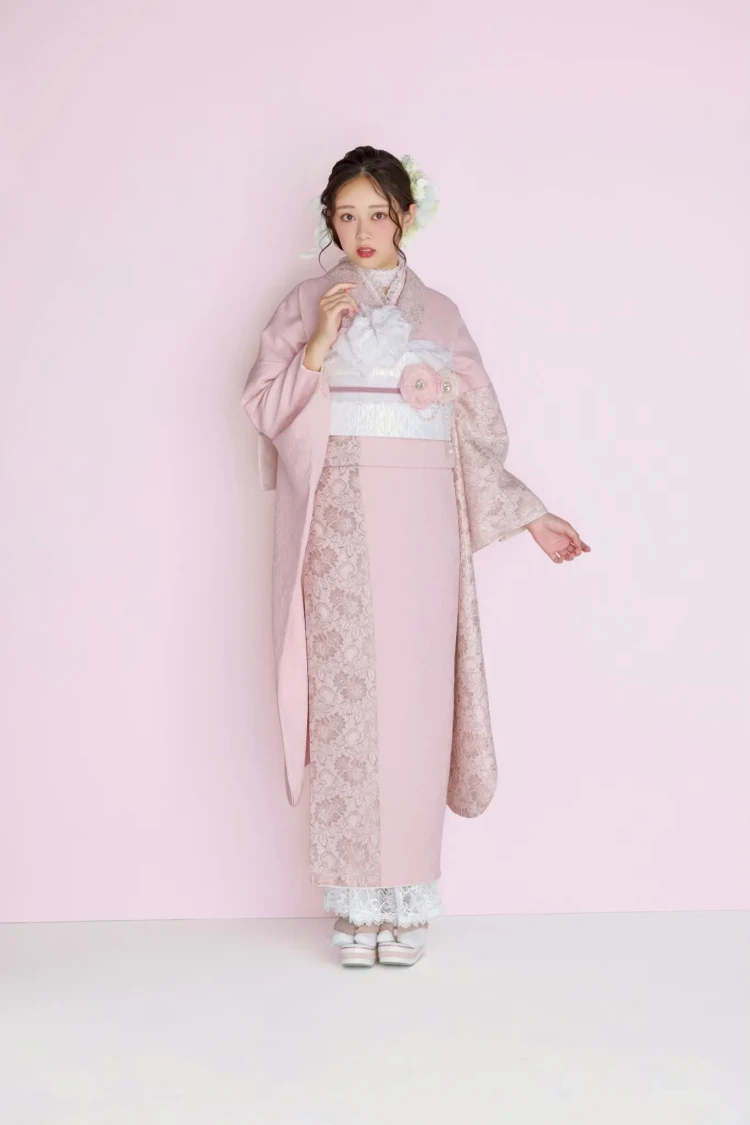 佐藤不二子が着こなすくすみカラー振袖