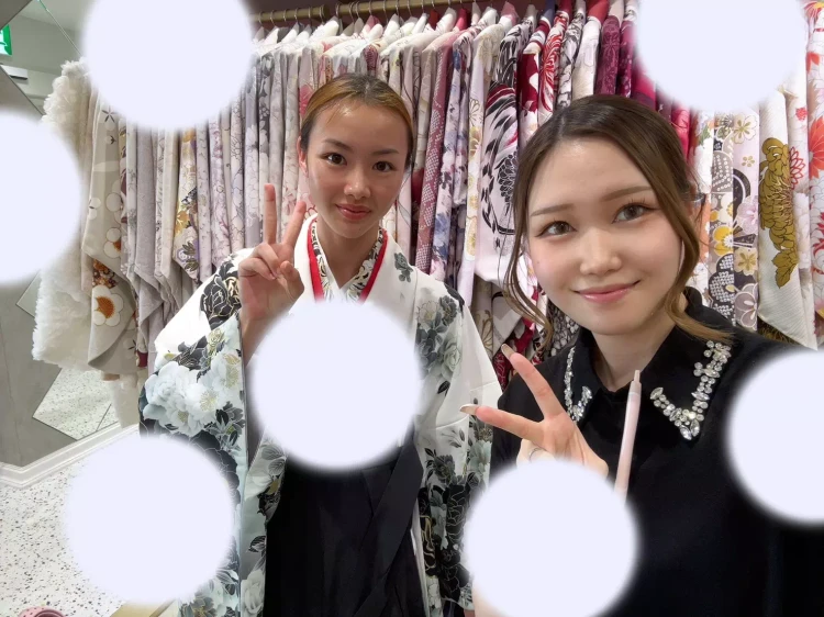 TAKAZEN姫路店の2027年卒業式の白地に薔薇柄の小振袖に黒色袴コーデのお嬢様