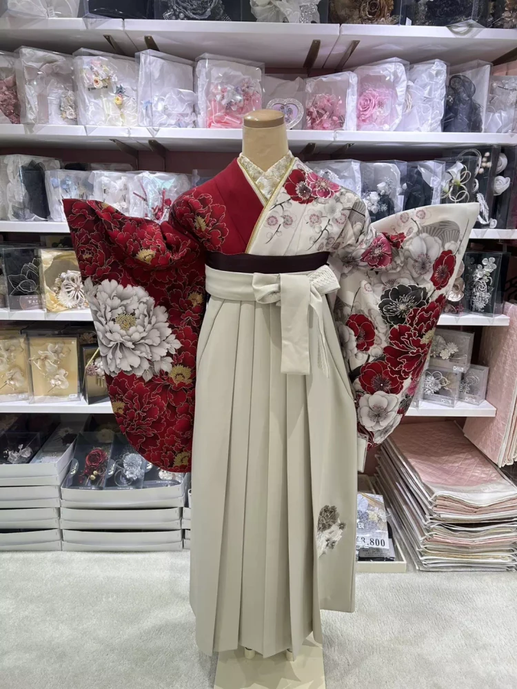 TAKAZEN姫路店の片身替りの紅白で華やかな新作袴。