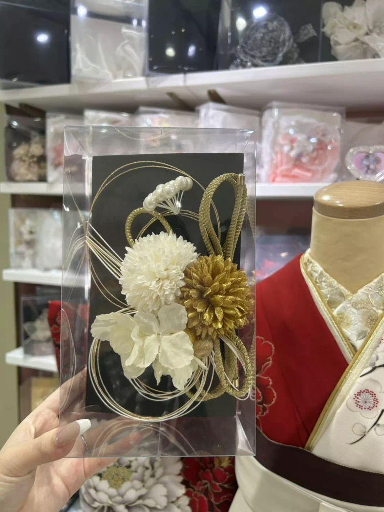 TAKAZEN姫路店の片身替りの紅白で華やかな新作袴。