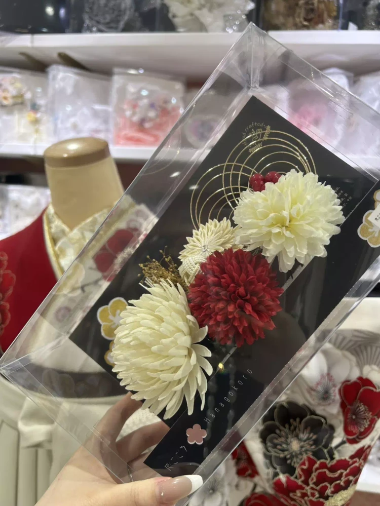 TAKAZEN姫路店の片身替りの紅白で華やかな新作袴。