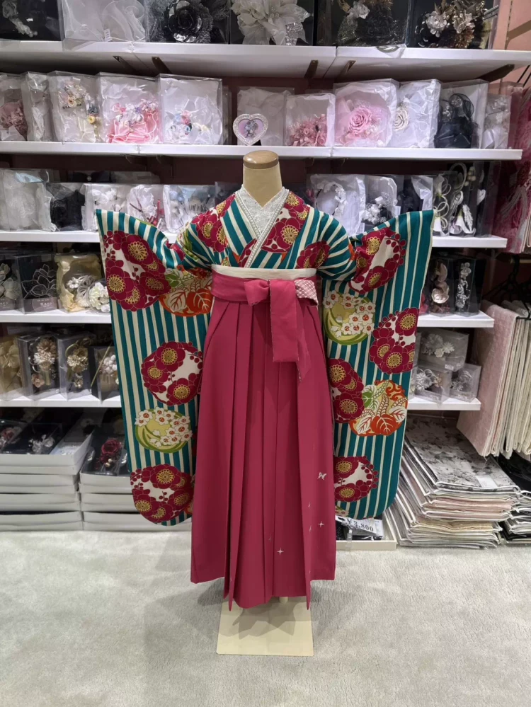 姫路市・加古川市エリアで袴探しならTAKAZEN姫路店。レトロで韓国風なビビッドピンク袴コーデ。