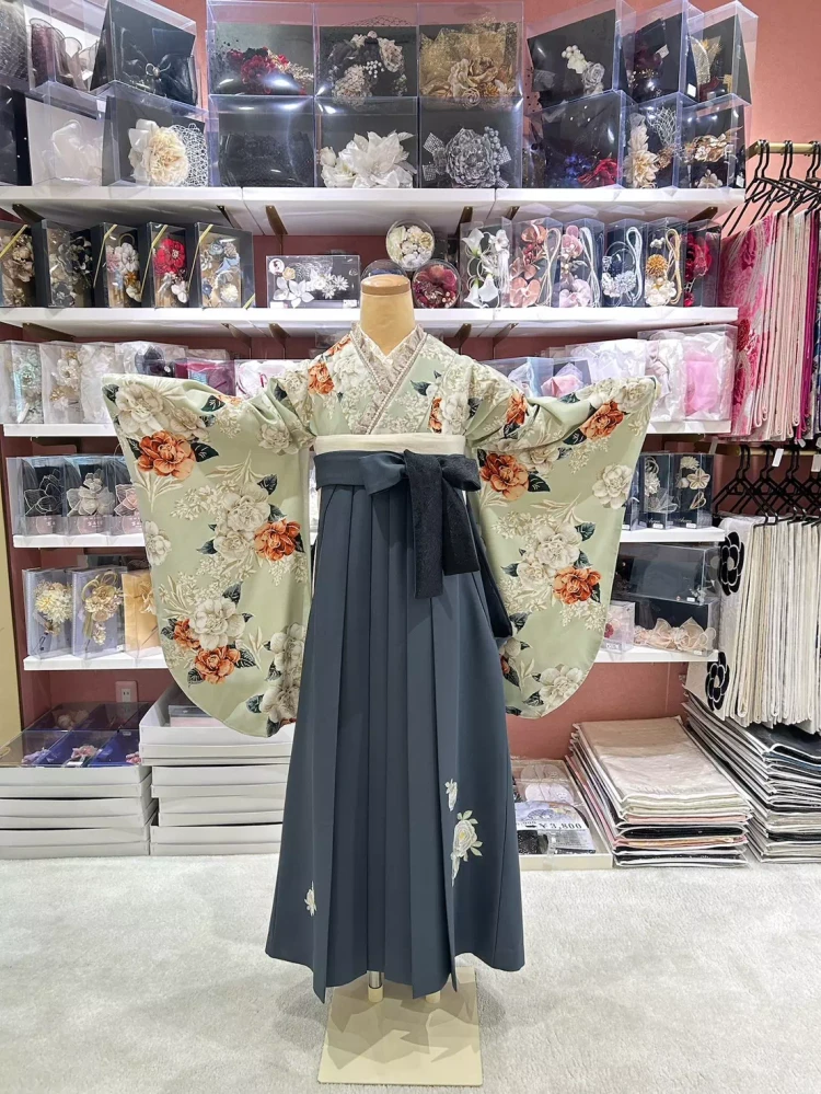 姫路駅近のイマドキ振袖・袴専門店TAKAZEN姫路店のガーリー袴のご紹介。