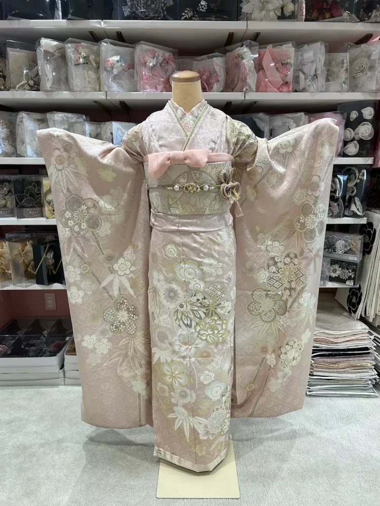 姫路・加古川で振袖レンタルするならTAKAZEN姫路店。くすみピンクのイマドキ艶感ある古典柄お振袖。