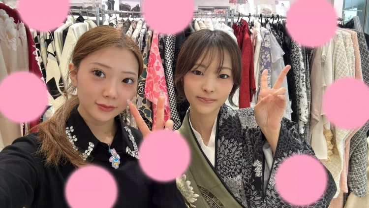 オシャレな肩身代わりの小振袖にゴールドの袴のお客様をご紹介✨