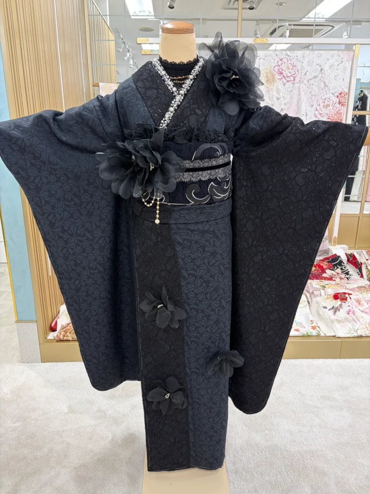 TAKAZENオリジナルヘップバーンシュシュで黒色でかっこよく華やかに着こなせるお振袖のコーデ