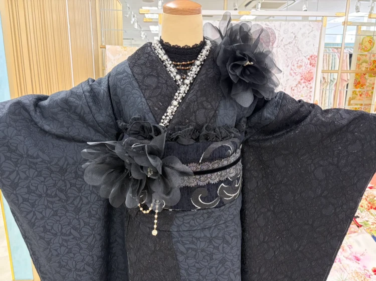 TAKAZENオリジナルヘップバーンシュシュで黒色でかっこよく華やかに着こなせるお振袖のコーデ