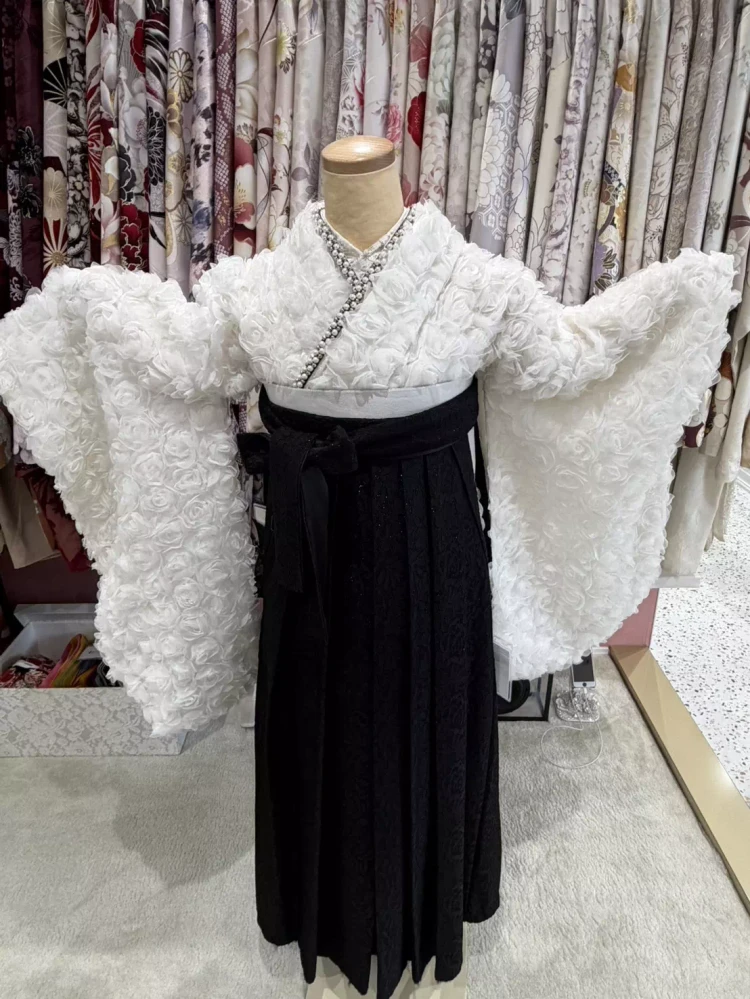 TAKAZEN姫路店の立体バラが付いたモノトーン袴コーデ