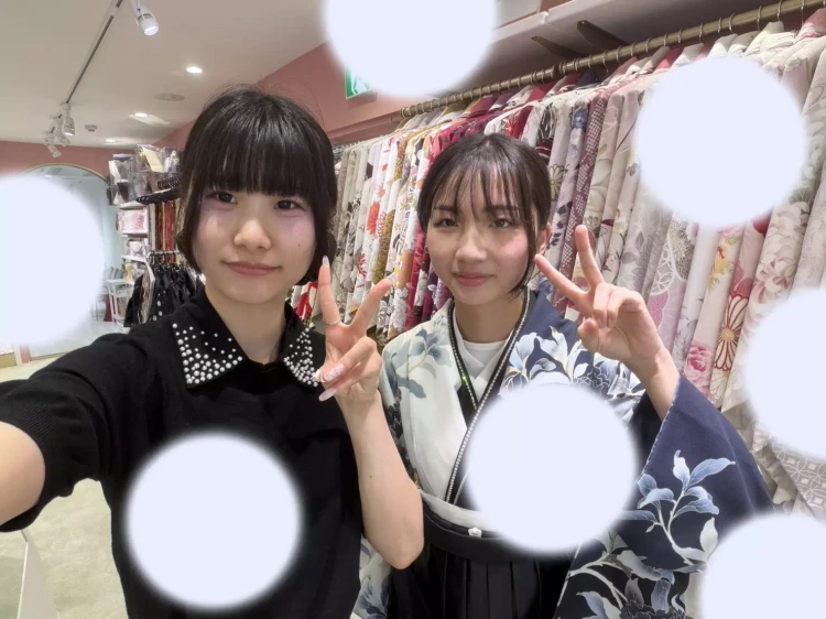 TAKAZEN姫路店の紺色片身代わり小振袖に黒色レザー袴コーデ