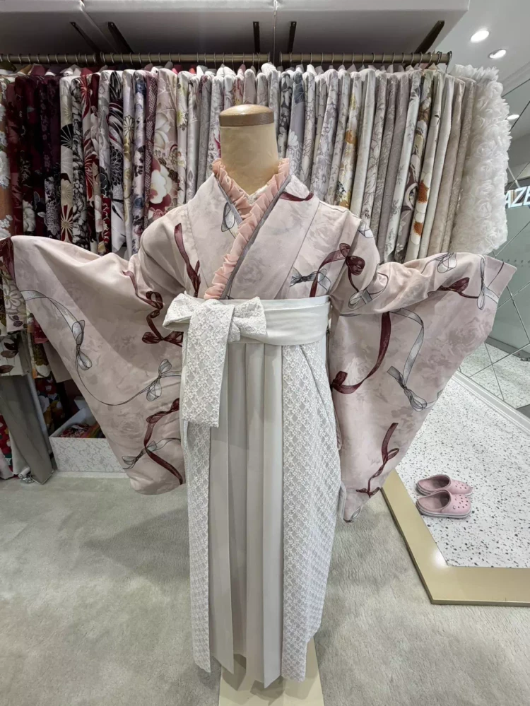 TAKAZEN姫路店のピンクリボン小振袖に白レース袴コーデ
