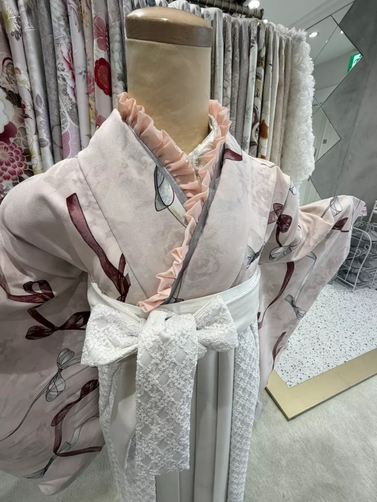 TAKAZEN姫路店のピンクリボン小振袖に白レース袴コーデ