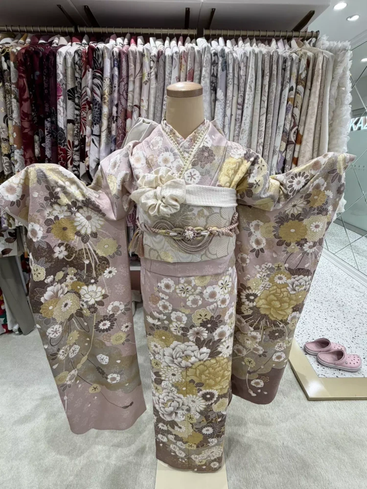 TAKAZEN姫路店のくすみ古典のピンク色振袖